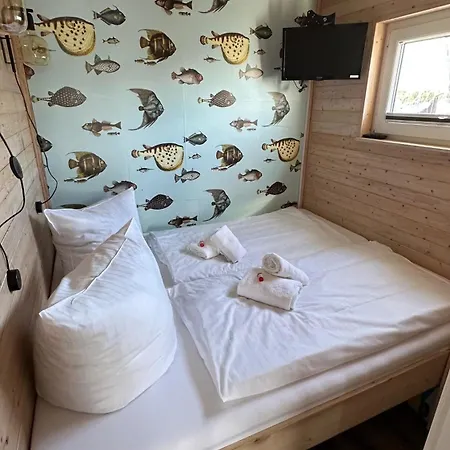 Hausboot Koje Ine Huus & Bateau-hôtel *